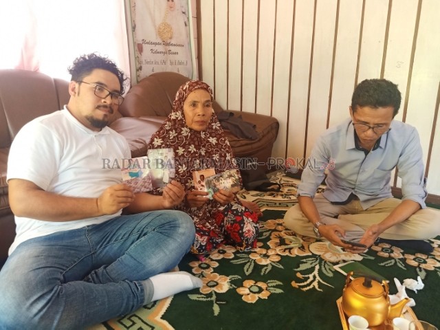 BERSAMA SANG IBU: Mohammed Adnan Awadh bersama ibunya Siti Aisyah memperlihatkan foto-foto waktu  mereka masih bersama di Arab Saudi. | Foto: Rasidi Fadli/RADAR BANJARMASIN