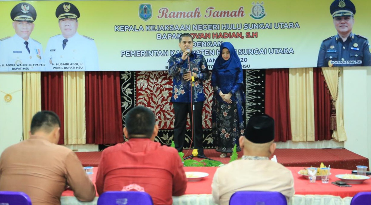 MOMEN: Kajari HSU Novan Hadian didampingi istri saat melakukan perkenalan diri dengan Bupati H Abdul Wahid HK dan jajaran Forkopimda HSU dan pejabat OPD di Mes Negara Dipa Rabu (29/1) malam tadi. (Foto: Pemkab HSU untuk Radar Banjarmasin)