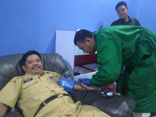 DONOR DARAH: Sekretaris Dewan DPRD Tala Tajuddin Noor saat melakukan donor darah di gedung baru PMI Tala.
