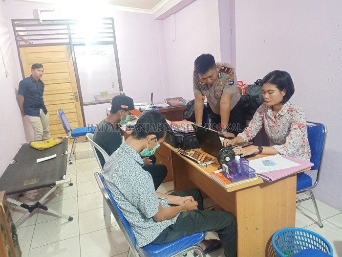 GAGAL: Dua pemuda yang ketahuan merusak mesin ATM diinterogasi di ruang penyidik Maposlek Tapin Utara. | Foto: Rasidi Fadli/Radar Banjarmasin