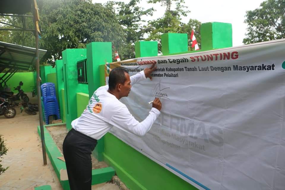 GERMAS: Bupati Tala Sukamta mendukung kampanye Germas dan cegah stunting dengan membubuhkan tanda tangan.