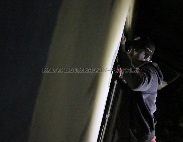 NGINTIP: Saking susahnya dideteksi, petugas kadang harus mengintip kamar indekos yang dicurigai disalahgunakan. |  Foto: Muhammad Rifani/Radar Banjarmasin