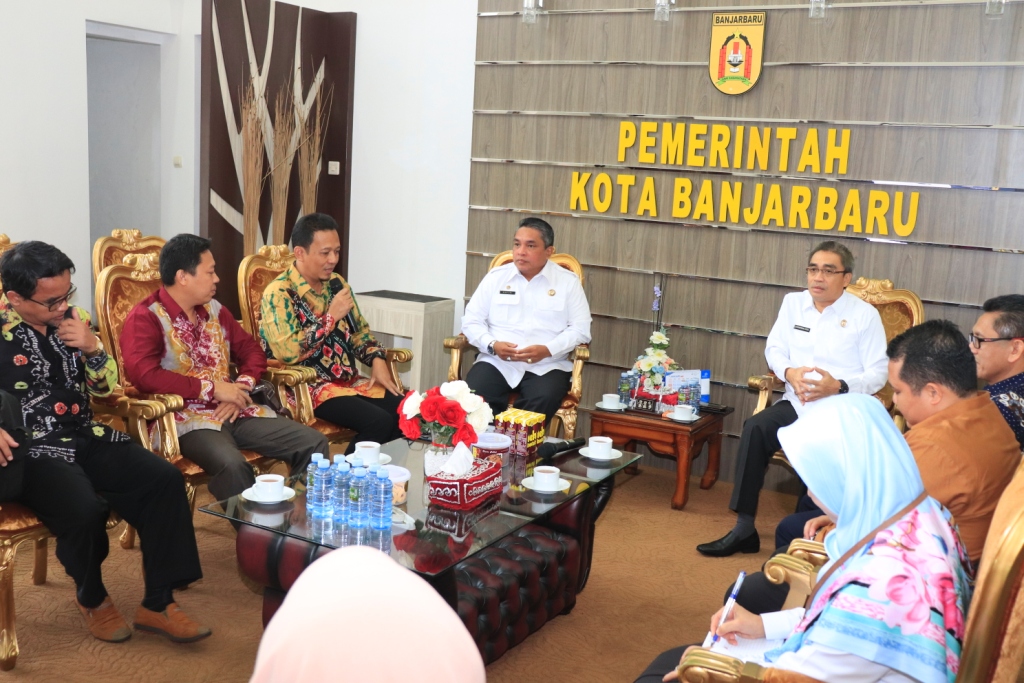 PENDIDIKAN TINGGI: Walikota Banjarbaru H Nadjmi Adhani didampingi Wakil Walikota Banjarbaru H Darmawan Jaya Setiawan dan Kepala BKPP Kota Banjarbaru Dra Sri Lailana saat menerima kunjungan jajaran Universitas Islam Sultan Agung (Unissula) di Ruang Tamu Ut