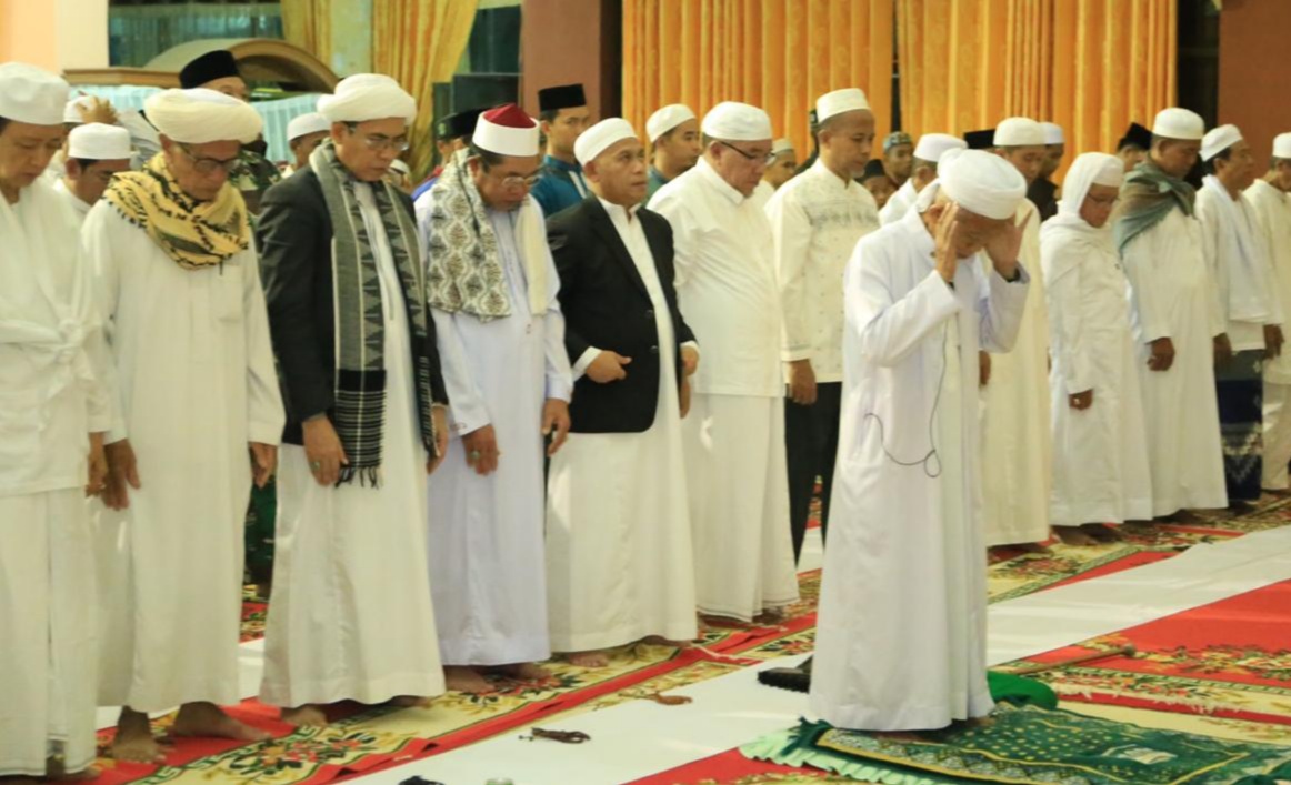 RELIGI: Bupati HSU H Abdul Wahid HK (tengah) saat hadiri Salat Hajat dan Syukuran Harlah NU ke-94 tahun di Aula Dr KH Idham Chalid.  (Foto: Pemkab HSU untuk Radar Banjarmasin)