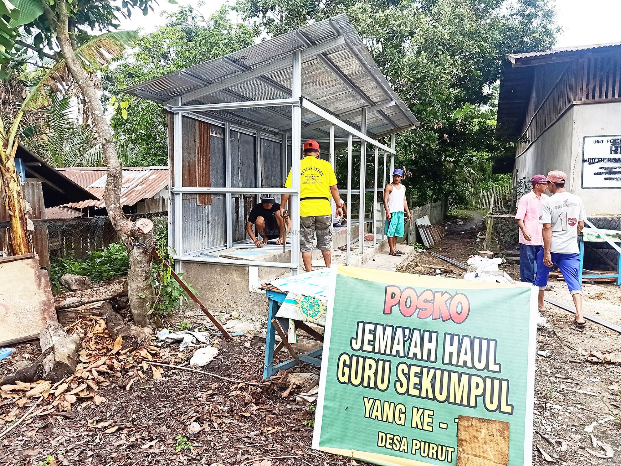 GOTONG ROYONG: Warga Desa Purut Kecamatan Bungur membenahi rest area untuk jemaah haul Guru Sekumpul.| Foto: Rasidi Fadli / Radar Banjarmasin