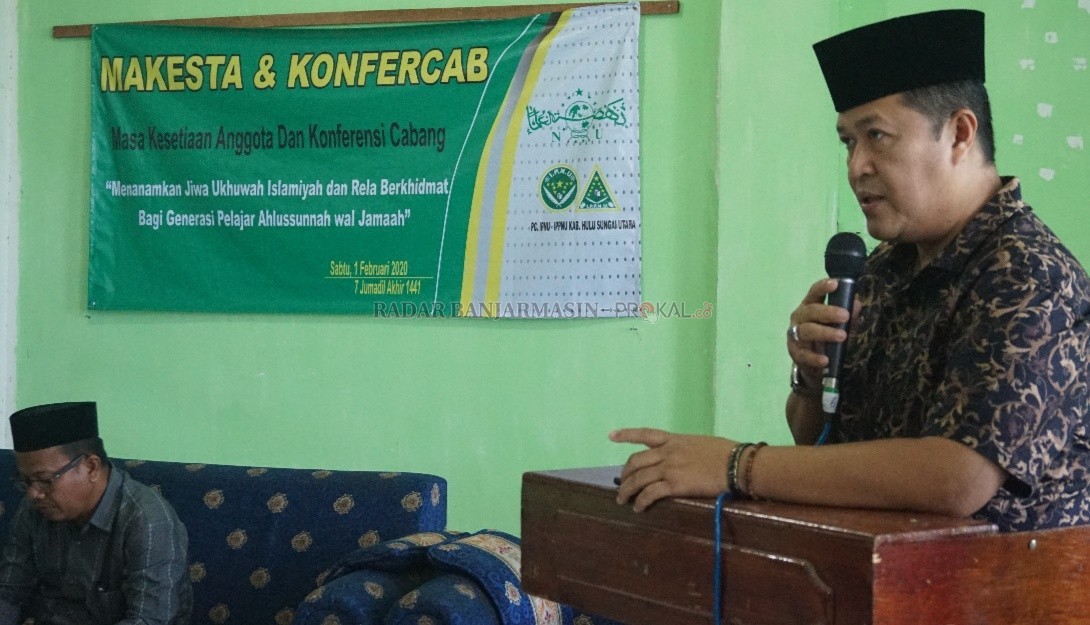 HADIR: Kadis Kominfo HSU H Adi Lesmana MAP saat menyampaikan sambutan Bupati HSU H Abdul Wahid HK di acara Konferensi Cabang IPNU-IPPNU di Aula STIQ Rakha Amuntai Sabtu (½) baru ini. ( Foto: Pemkab HSU untuk Radar Banjarmasin)