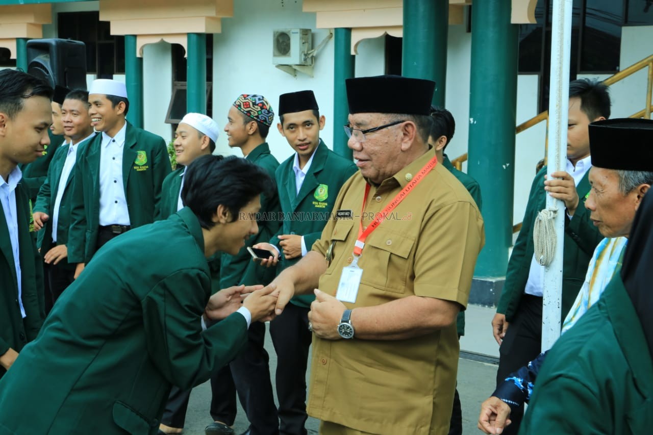 MOMEN: Wakil Bupati HSU H Husairi Abdi Lc saat hadir di tengah acara pelepasan mahasiswa KKN STAI Rakha Amuntai baru-baru ini. | Foto: Pemkab HSU untuk Radar Banjarmasin.