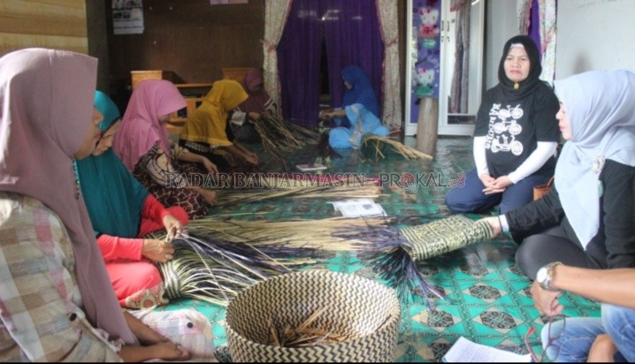 MOMEN: Dispersip HSU saat mewujudkan program Perpustakaan Inklusi Sosial salah satunya menggelar pelatihan anyaman purun pada warga. |   Pemkab HSU untuk Radar Banjarmasin