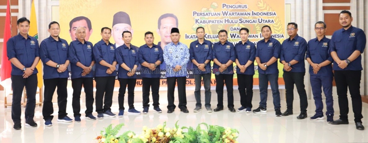 SINERGITAS: Bupati H Abdul Wahid HK (tengah) saat foto bersama dengan jajaran Pengurus PWI HSU. | Foto: Pemkab HSU untuk Radar Banjarmasin