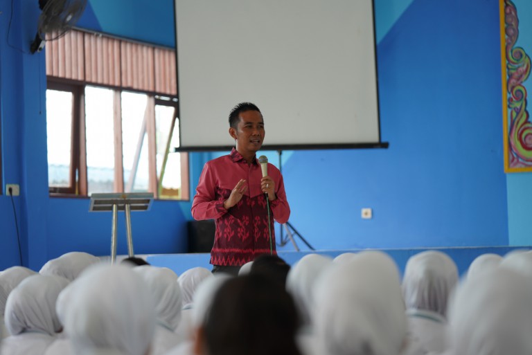 PILAR KEBANGSAAN: Anggota DPR/MPR RI Dapil Kalsel II Syafruddin H Maming menyosialisasikan 4 Pilar Kebangsaan (Pancasila, UUD 1945, NKRI, dan Bhinneka Tunggal Ika) di depan ratusan pelajar SMKN 2 Simpang Empat Kabupaten Tanah Bumbu, Selasa (4/2). (Foto Di