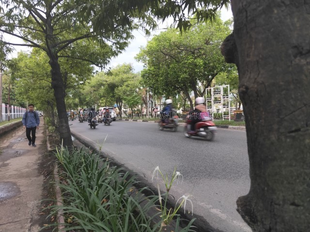 AKAN DIPERMAK: Hasan Basry akan memiliki wajah baru. Tahun ini, trotoar di sepanjang jalan tersebut akan dirombak total, seperti yang ada di Ahmad Yani. | FOTO: FAHRIADI NUR/RADAR BANJARMASIN