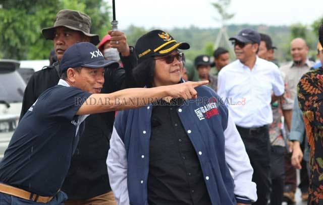 HARAPKAN KEPEDULIAN: Kepala Dinas kehutanan Kalsel Hanif Faisol Nurofiq memandu Menteri Lingkungan Hidup dan Kehutanan Siti Nurbaya meninjau Hutan Pers yang akan diresmikan Presiden Joko Widodo hari ini.  | Foto: Humas for Radar Banjarmasin