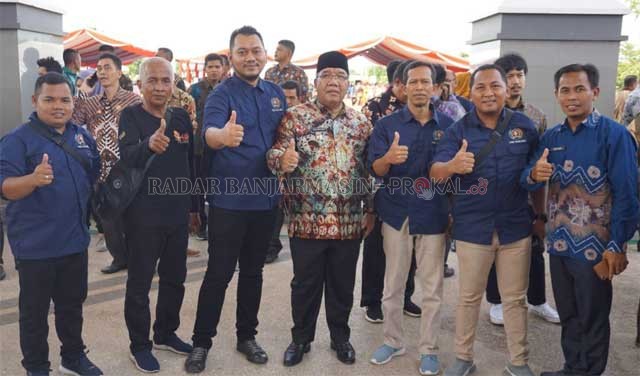 MOMEN: Wabup H Husairi Abdi saat foto bersama dengan awak media di HSU usai menghadiri acara Puncak HPN 2020 di Kota Banjarbaru Sabtu (8/2) siang tadi. | Foto: Pemkab HSU untuk Radar Banjarmasin