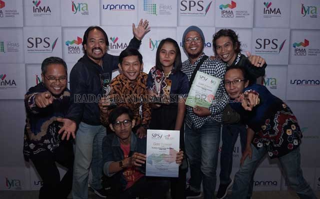 TERBAIK: Pemimpin Redaksi Radar Banjarmasin Toto Fachrudin (kiri)  dan para kru Radar Muda berpose seusai mendapatkan penghargaan dari SPS. | Foto: SMARA AQDIMUL AZMI FOR RADAR BANJARMASIN