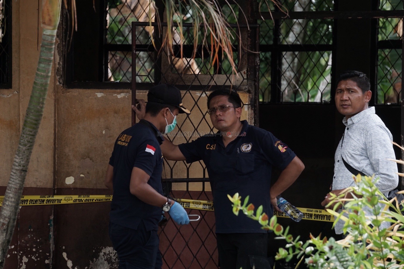 INVESTIGASI: Polres HST, bersama jajaran Polda Kalsel dan tim ahli Laboratorium Forensik Polri Cabang Surabaya, melakukan pemeriksaan terkait musibah kebakaran yang menimpa beberapa gedung sekolah di Kabupaten HST. | Foto: Wahyu Ramadhan/Radar Banjarmasin