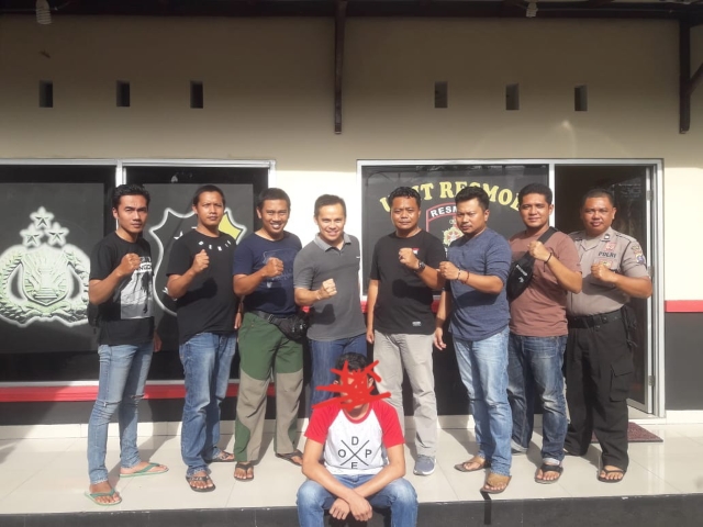 DIAMANKAN: Hz (duduk), pencuri motor yang buron tiga tahun. Ia diringkus aparat di Palangka Raya, Kalten. | FOTO: POLSEK DAHA SELATAN FOR RADAR BANJARMASIN