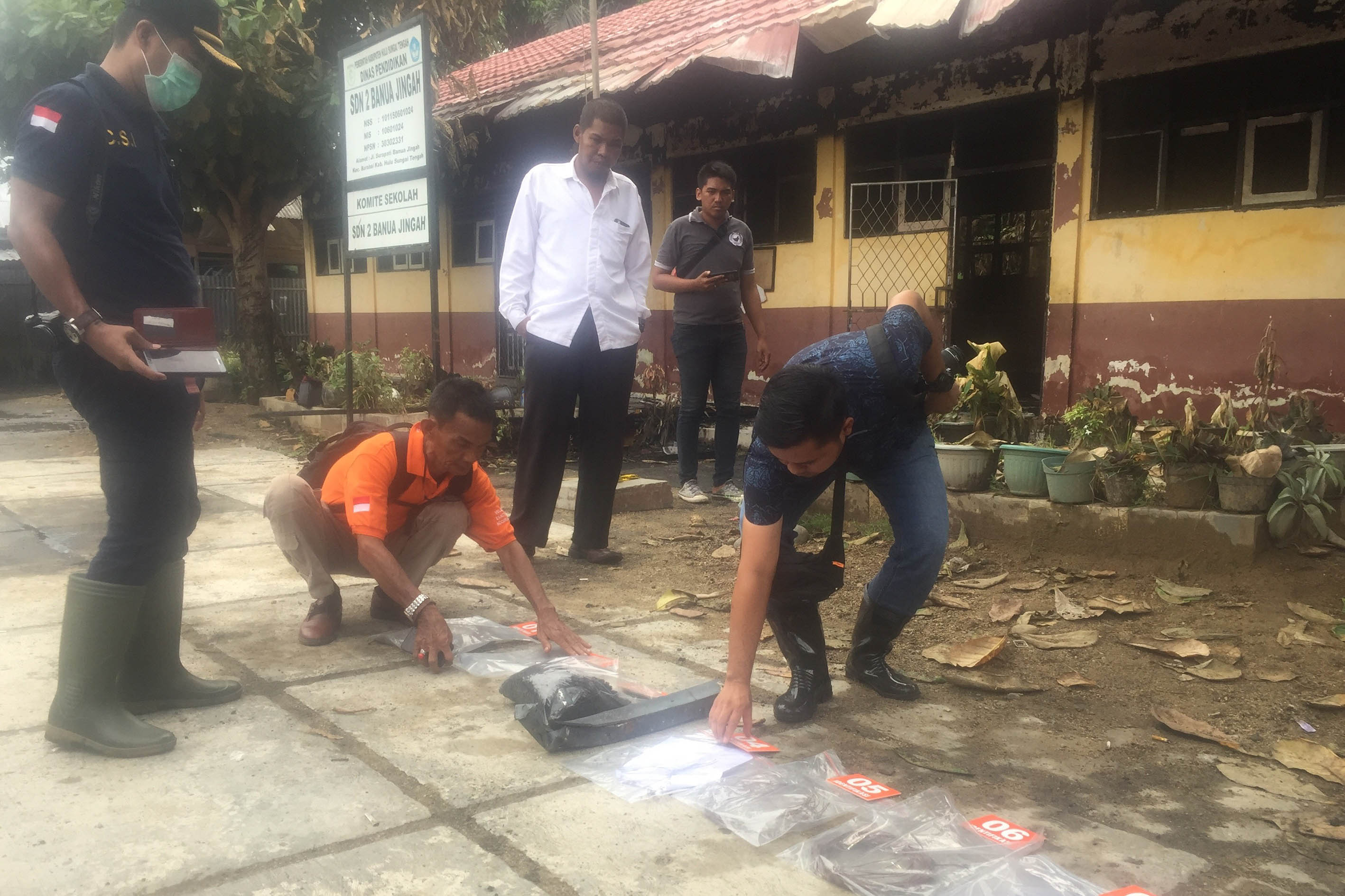 INVESTIGASI: Polres HST bersama jajaran Polda Kalsel dan tim ahli Laboratorium Forensik Polri Cabang Surabaya, melakukan pemeriksaan  kebakaran yang menimpa beberapa gedung sekolah di Kabupaten HST. | Foto: Wahyu Ramadhan/Radar Banjarmasin