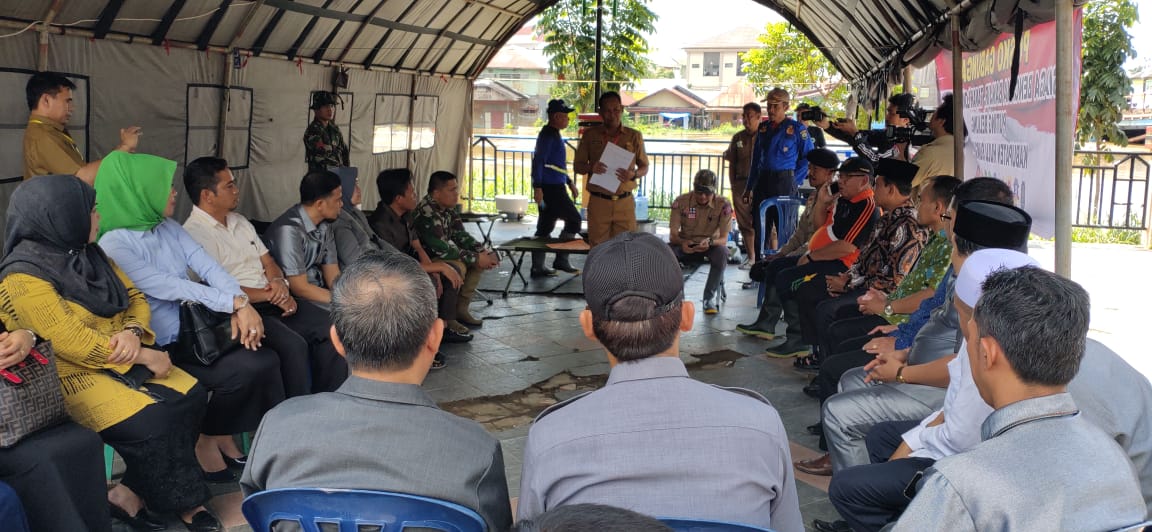 SOSIAL: Beberapa anggota DPRD HSU dipimpin Wakil Ketua H Faturrahim saat menyerahkan bantuan kepada Pemkab HSU yang diterima Wabup H Husairi Abdi Lc. Senin (10/2).