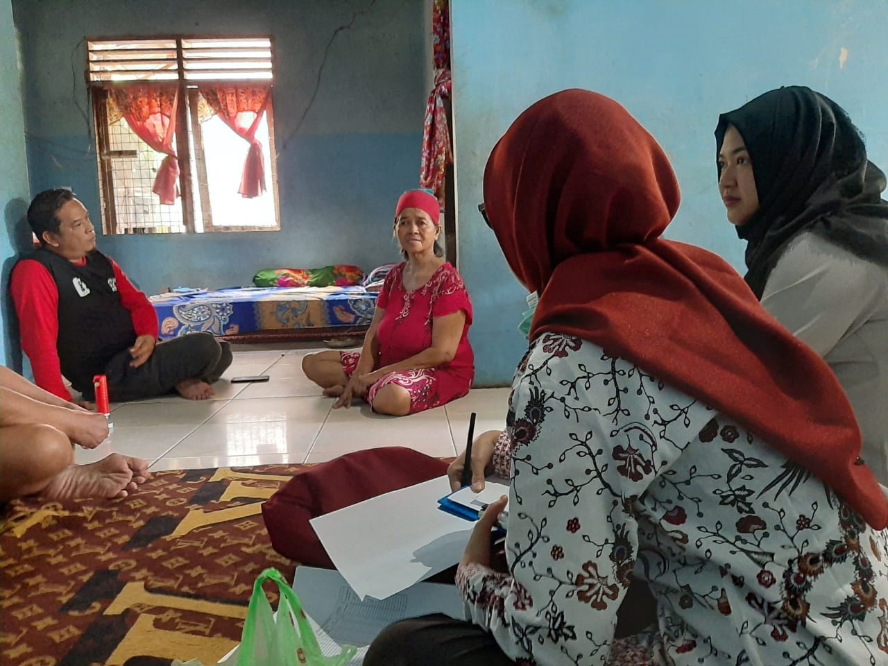 PENYULUHAN DBD: Petugas Puskesmas saat melakukan penyuluhan dan sosialisasi pencegahan DBD ke rumah warga baru-baru tadi, guna meminimalisir kasus DBD yang terus meningkat. | FOTO: DINAS KESEHATAN BANJARBARU