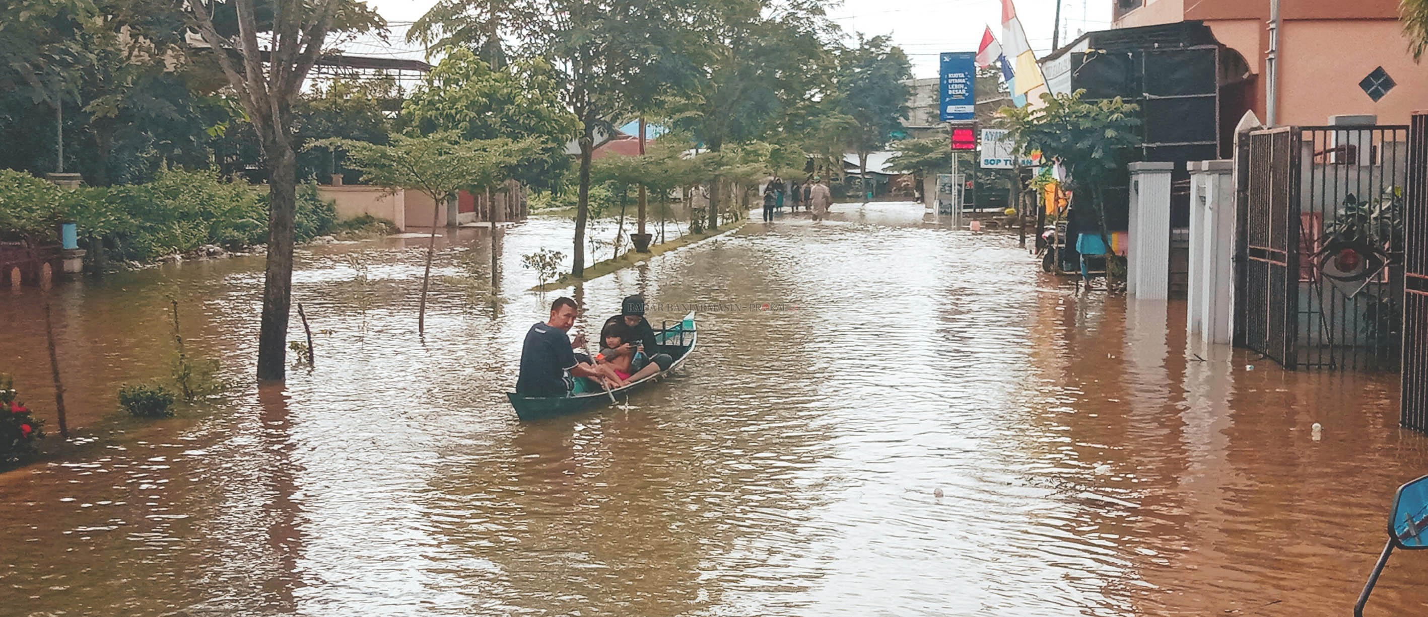 JADI SUNGAI: Warga di Jalan Abdul Gani Ma