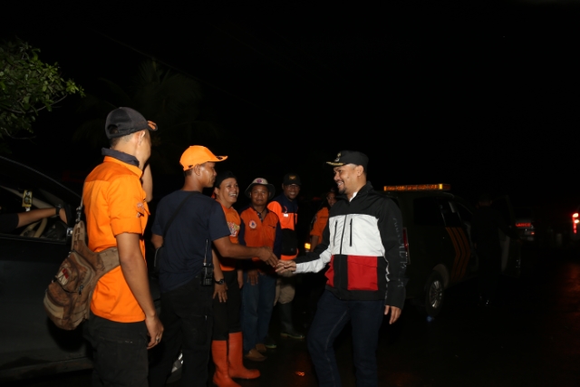 KUNJUNGAN: Wakil Bupati Tala Abdi Rahman mengunjungi lokasi banjir di Desa Batu Tungku Kecamatan Panyipatan