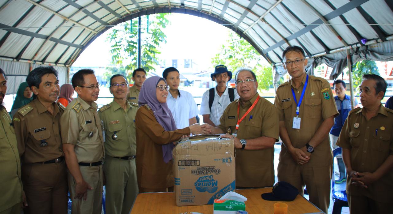 MOMEN: Wabup HSU H Husairi Abdi Lc saat menerima bantuan banjir dari DLH Kalsel. | Foto: Pemkab HSU untuk Radar Banjarmasin