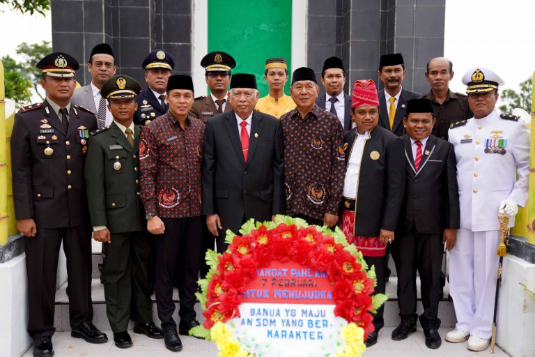 ZIARAH: Pemerintah Kabupaten Tanah Bumbu berziarah ke Makam Pahlawan Mattone Desa Kampung Baru Kecamatan Kusan Hilir, Jumat (7/2). (Foto Diskominfo Tanbu For Radar Banjarmasin).