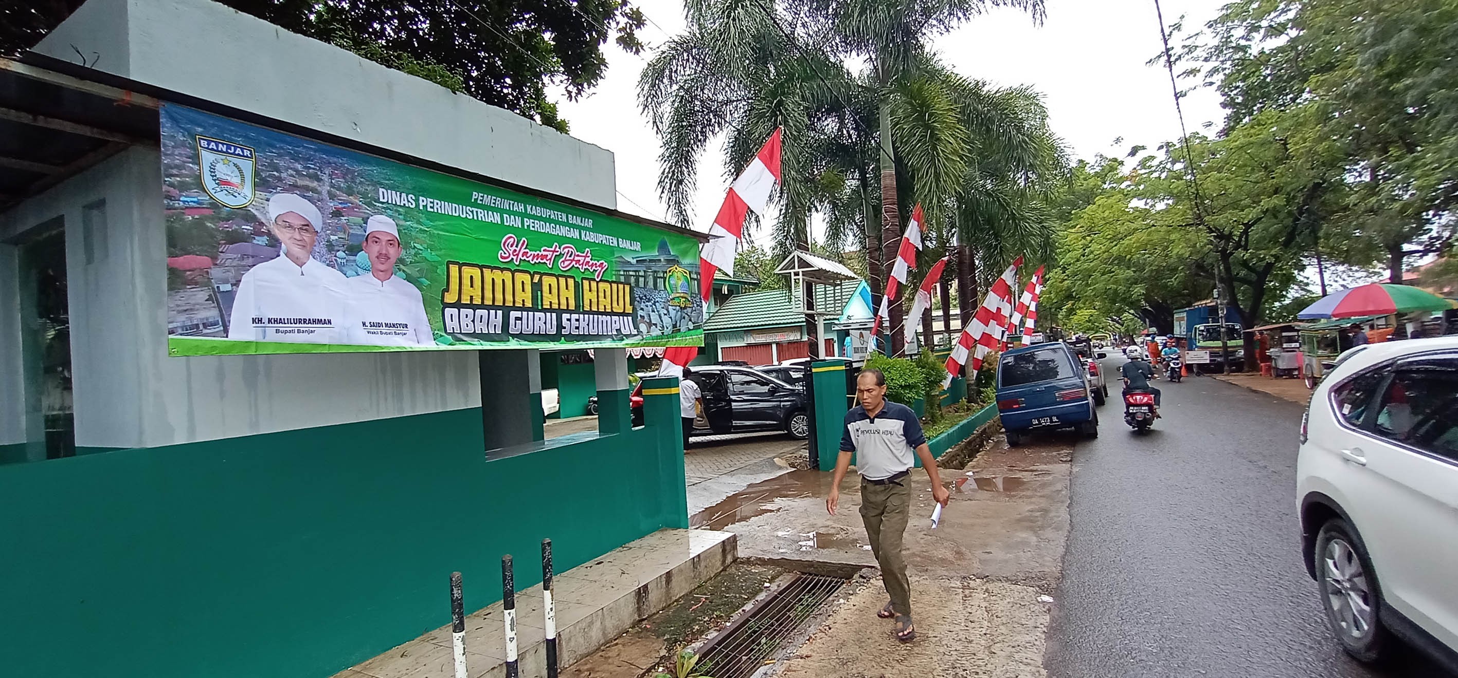BERHIAS: Umbul-umbul mulai dipasang di Martapura jelang peringatan Haul ke-15  Guru Sekumpul. | FOTO: MUHAMMAD AMIN/RADAR BANJARMASIN