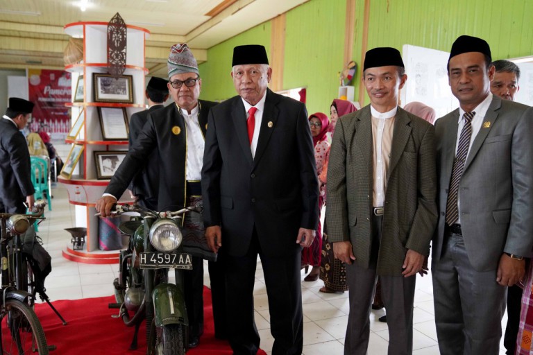 PAMERAN ARSIP: Wabup Tanbu H Ready Kambo (tiga dari kanan) berkesempatan meninjau dan melihat-lihat koleksi yang dipamerkan. (Foto Diskominfo Tanbu For Radar Banjarmasin).