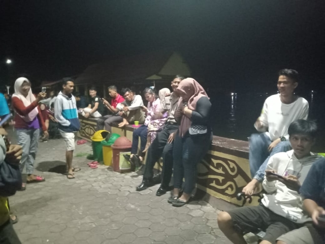 KARAOKE GRATIS : Seorang warga bernyanyi bersama Kasat Binmas Polres Batola, AKP Agus Jatmiko di Siring Marabahan. Kegiatan ini bertujuan untuk mendekatkan polisi dengan masyarakat. | Foto: Humas Polres Batola for Radar Banjarmasin