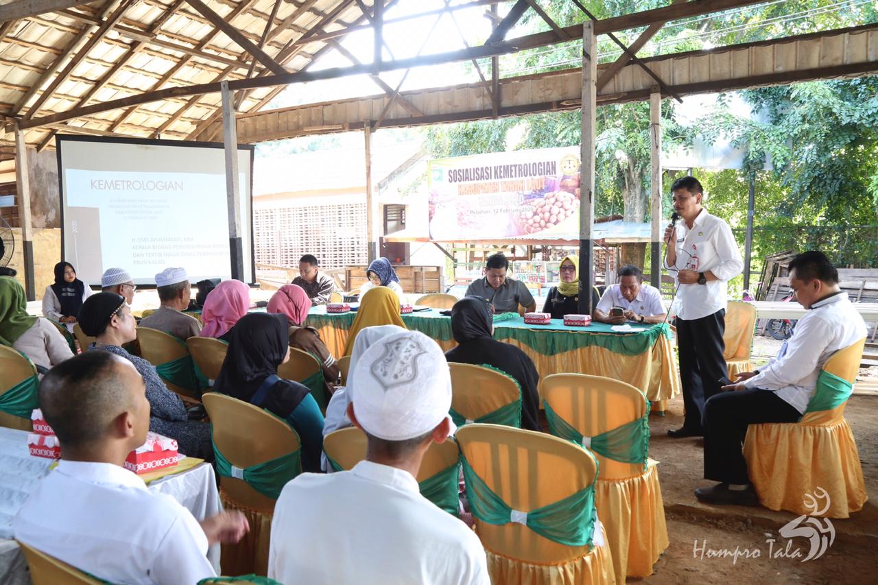 SOSIALISASI: Kepala Dinas Koperasi dan Perdagangan Tala Syahrian Nurdin menyampaikan sosialisasi Kemetrologian kepada Pedagang Pengguna Alat Ukur, Takar, Timbang dan Perlengkapannya (UTTP).