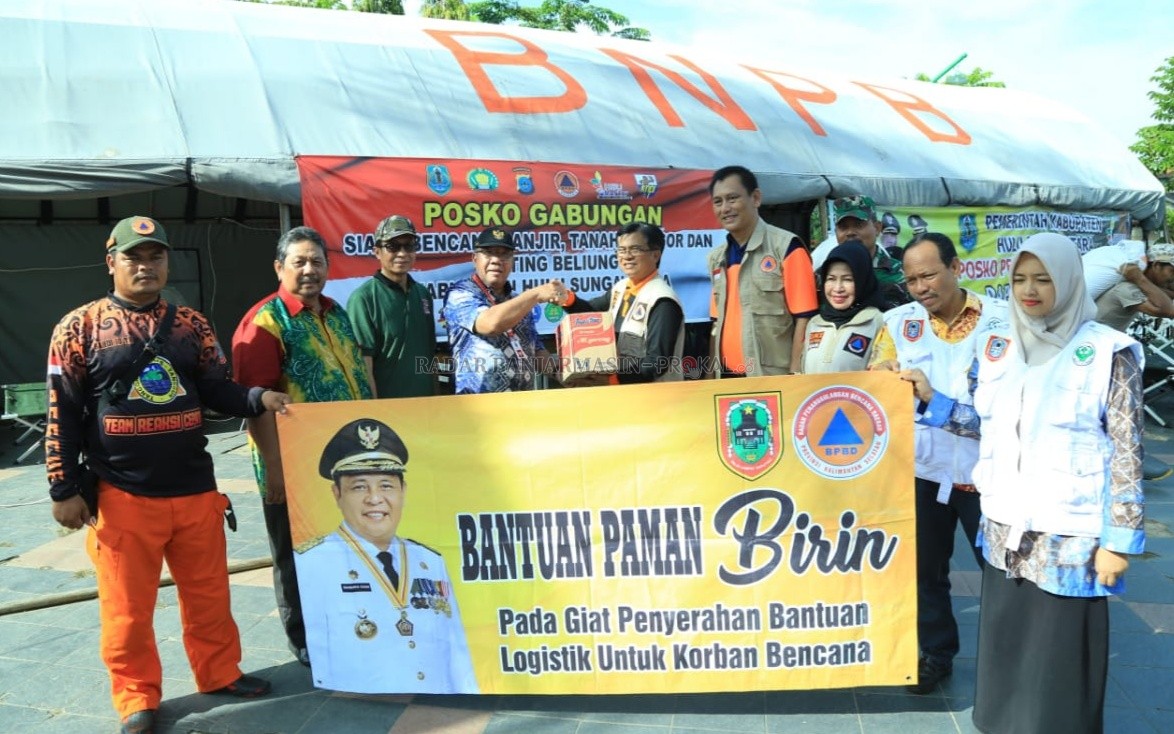 SOSIAL: Bantuan Paman Birin yang diserahkan Plt Kepala BPBD Kalsel Wahyudi dan jajaran diterima langsung Wabup H Husairi Abdi Lc didampingi jajaran BPBD HSU di Siring itik Amuntai Rabu (12/3) baru ini. (Foto: Pemkab HSU untuk Radar Banjarmasin)