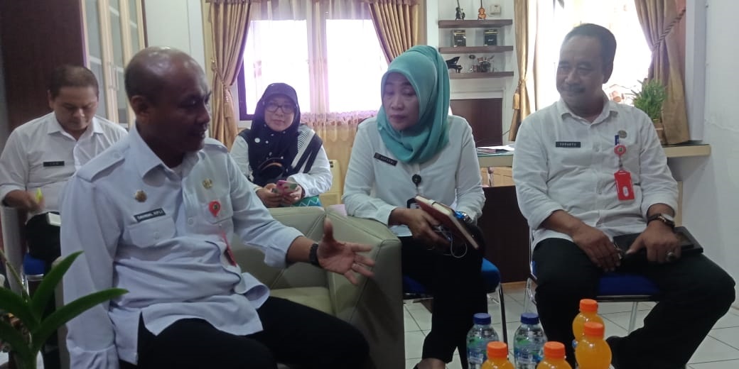 KONTES SAPI: Sekda Tala Dahnial Kipli didampingi Kadis Peternakan Suharyo menyambut kedatangan Kadis Peternakan dan Perkebunan Kalsel Suparmi untuk persiapan pelaksanaan kontes ternak sapi.