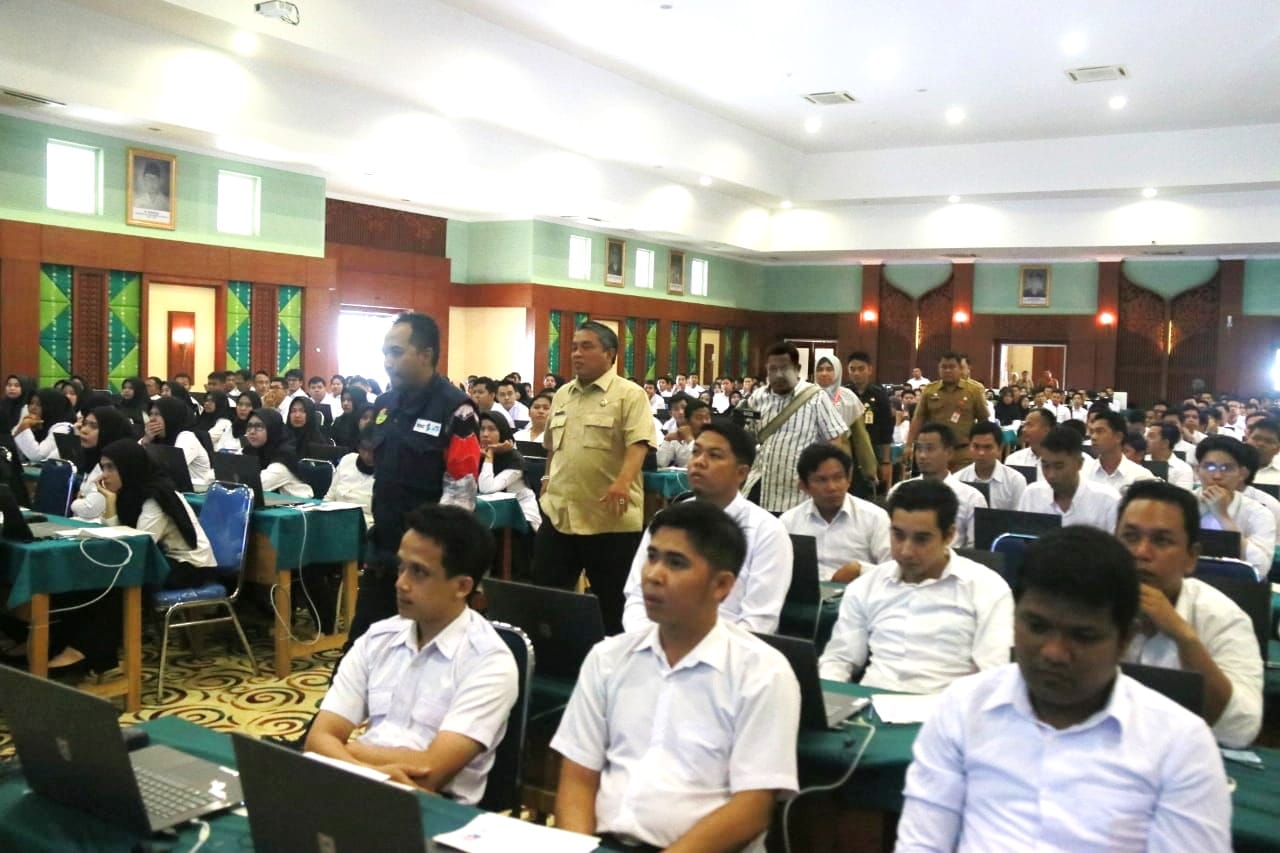 MEMANTAU: Walikota Banjarbaru Nadjmi Adhani saat memantau pelaksanaan hari terakhir tes Seleksi Kompetensi Dasar (SKD) CPNS yang berlangsung di Gedung H Idham Chalid, Perkantoran Sekretariat Pemprov Kalsel, Senin (10/2) tadi. | FOTO: HUMAS DAN PROTOK PEMK