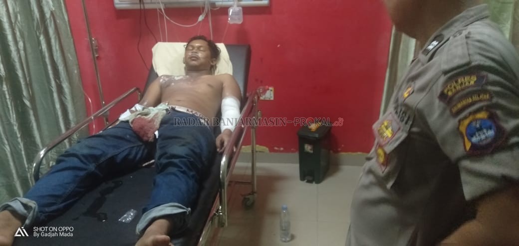 KESETRUM: M Nor Ifansyah, korban kesetrum di Simpang Empat Sultan Adam, Desa Jawa Laut, Kecamatan Martapura, ketika ingin mengganti lampu di salah satu ritel, Sabtu (15/2).  | Foto: Polsek Martapura Kota untuk Radar Banjarmasin