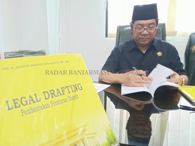 DICETAK TERBATAS: Pada cetakan pertama, buku ini hanya dicetak 500 eksemplar saja. Sebagian dititipkan ke perpustakaan perguruan tinggi setempat, sisanya tentu dibagikan kepada anggota DPRD. | FOTO: NDANK/RADAR BANJARMASIN