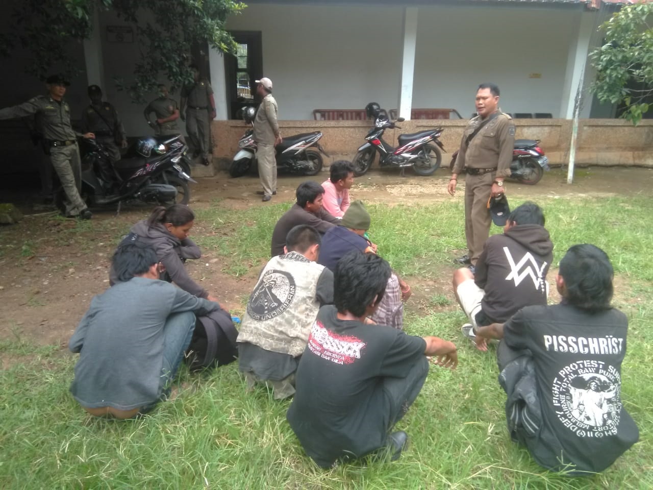DITERTIBKAN: Sekelompok anak jalanan ditertibkan Satpol PP Banjarbaru di kawasan Taman Van Der Pijl. Di lokasi yang sama, petugas juga menemukan beberapa kaleng lem fox bekas pakai. | Foto: Satpol PP Banjarbaru for Radar Banjarmasin