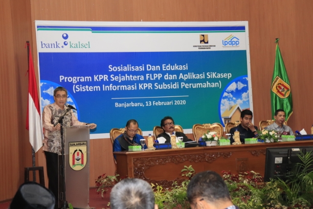 Wakil Walikota Banjarbaru,  Darmawan Jaya Setiawan didampingi, Perwakilan Kementerian PUPR Monhilal, Direktur Utama Bank Kalsel Agus Syabarrudin dan Ketua DPRD Kota Banjarbaru Fadliansyah, menghadiri sekaligus membuka Acara Sosialisasi dan Edukasi Program