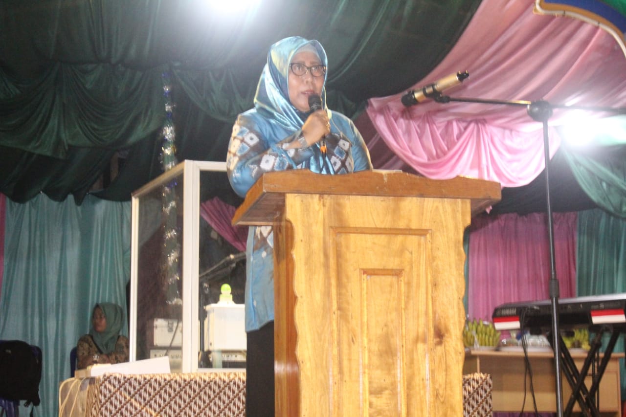 SAMBUTAN: Camat Kusan Hilir Dewi Murni menyampaikan sambutan Bupati Tanbu H Sudian Noor pada acara pembukaan MTQ Tingkat Kecamatan Hilir, mulai 14-18 Februari 2020. (Foto Diskominfo Tanbu For Radar Banjarmasin).