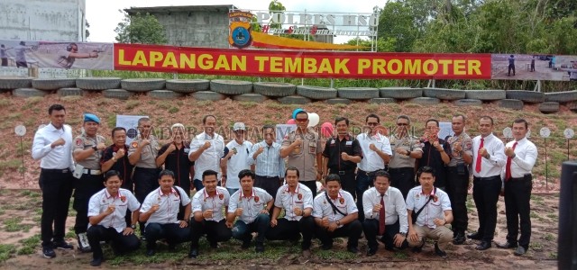 MOMENTUM: Kapolres HSU, AKBP Ahmad Arif Sopiyan bersama Ketua KONI HSU, H Barkati foto bersama dengan latar lapangan tembak mini. | Foto: Muhammad Akbar/Radar Banjarmasin