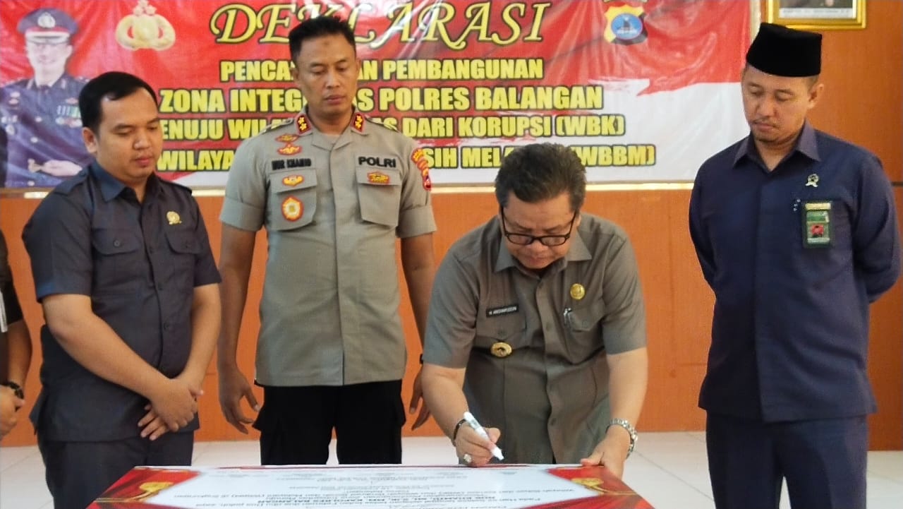 KOMITMEN: Bupati Balangan Ansharuddin saat menandatangani komitmen dalam mendukung perwujudan Zona Integritas di Polres Balangan. | FOTO: WAHYUDI/RADAR BANJARMASIN