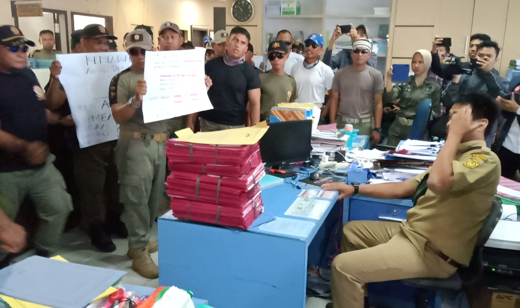 HEBOH: Satpol PP mengacung-acungkan poster protes di depan pegawai BKD. Sempat terjadi aksi gebrak meja hingga menendang kursi.