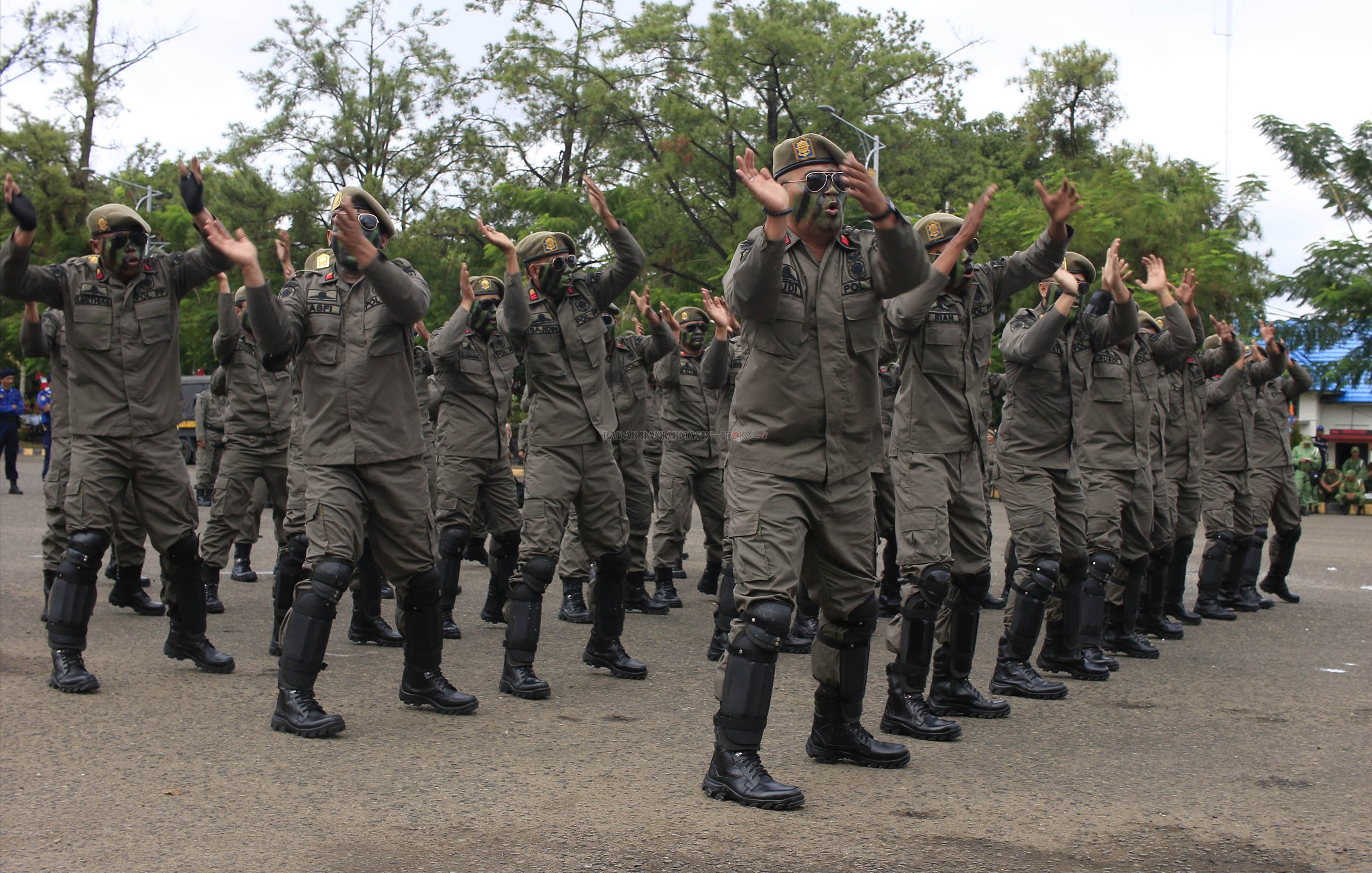 TETAP SEMANGAT: Para anggota Satpol PP Banjarbaru saat merayakan HUT Satpol PP April 2019 lalu. Saat ini, tunjangan mereka jadi polemik lantaran dianggap terlalu kecil. | FOTO:  MUHAMMAD RIFANI/RADAR BANJARMASIN