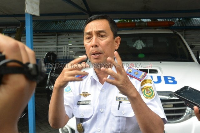LINDUNGI BAWAHAN: Plt Kepala Satpol PP Banjarmasin, Ichwan Noor Chalik berjanji akan berunjuk rasa di Balai Kota jika ada bawahannya yang dimutasi setelah aksi di BKD.
