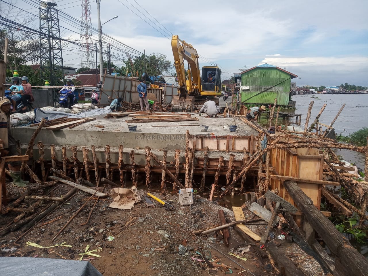 KEJAR TAYANG: Jembatan Sungai Gardu II masih dalam tahap penyelesaian. | FOTO: M OSCAR FRABY/RADAR BANJARMASIN