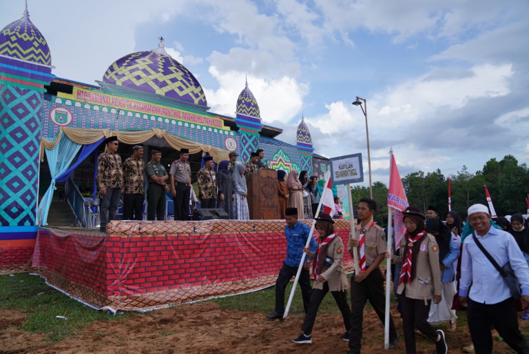 PAWAI TAARUF: Camat Kuranji Samsir melepas peserta pawai taaruf Musabaqah Tilawatil Quran (MTQ) Nasional XIV tingkat Kecamatan Kuranji. (Foto Diskominfo Tanbu For Radar Banjarmasin).