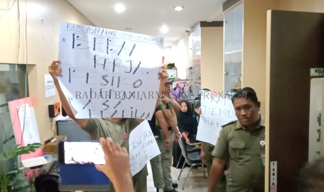 Anggota Satpol PP Banjarmasin menyerbu kantor BKD beberapa waktu yang lalu.