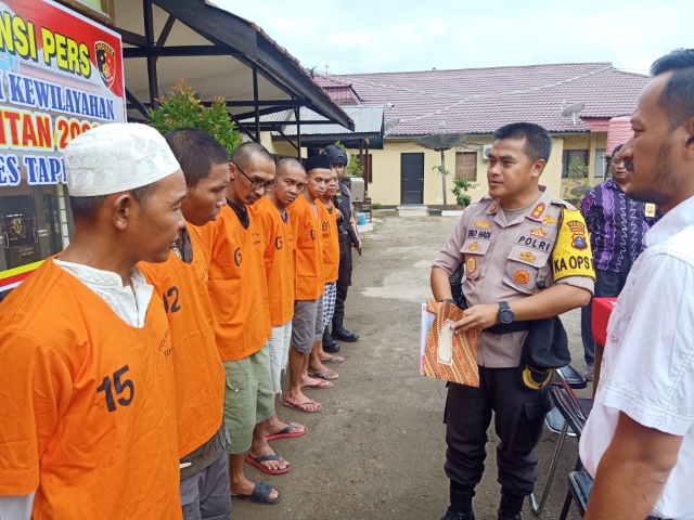 LENGAH: Kapolres Tapin, AKBP Eko Hadi Prayitno berkomunikasi dengan para pelaku yang ditangkap saat operasi Jaran Intan 2020. | Foto: Rasidi Fadli/Radar Banjarmasin