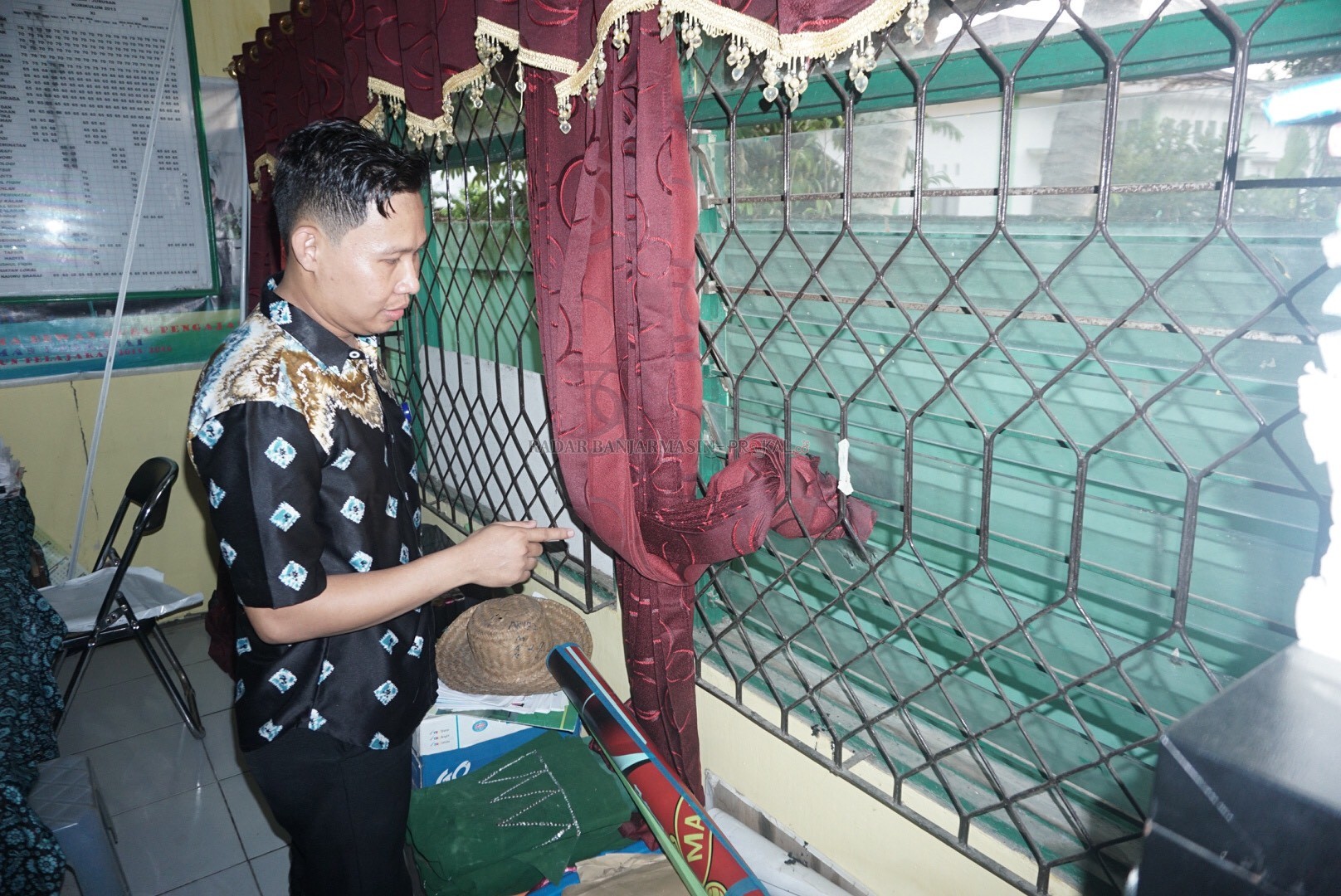 DIBAKAR ATAU TERBAKAR: salah satu bekas titik api yang ditemukan di MAN 1 HST, kemarin. | FOTO: WAHYU RAMADHAN/RADAR BANJARMASIN