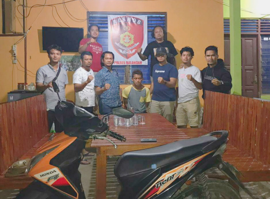 TAK BERKUTIK: Didit (duduk), maling motor saat dipertontonkan personel Jatanras Polres HSU dan Polsek Amuntai Kota. | Foto: Polres HSU untuk Radar Banjarmasin